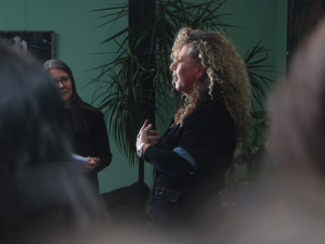 Falls Sie nicht dabei sein und Sigrid Artmann live erleben konnten, hier ein kleiner Einblick in ihr künstlerisches Schaffen: